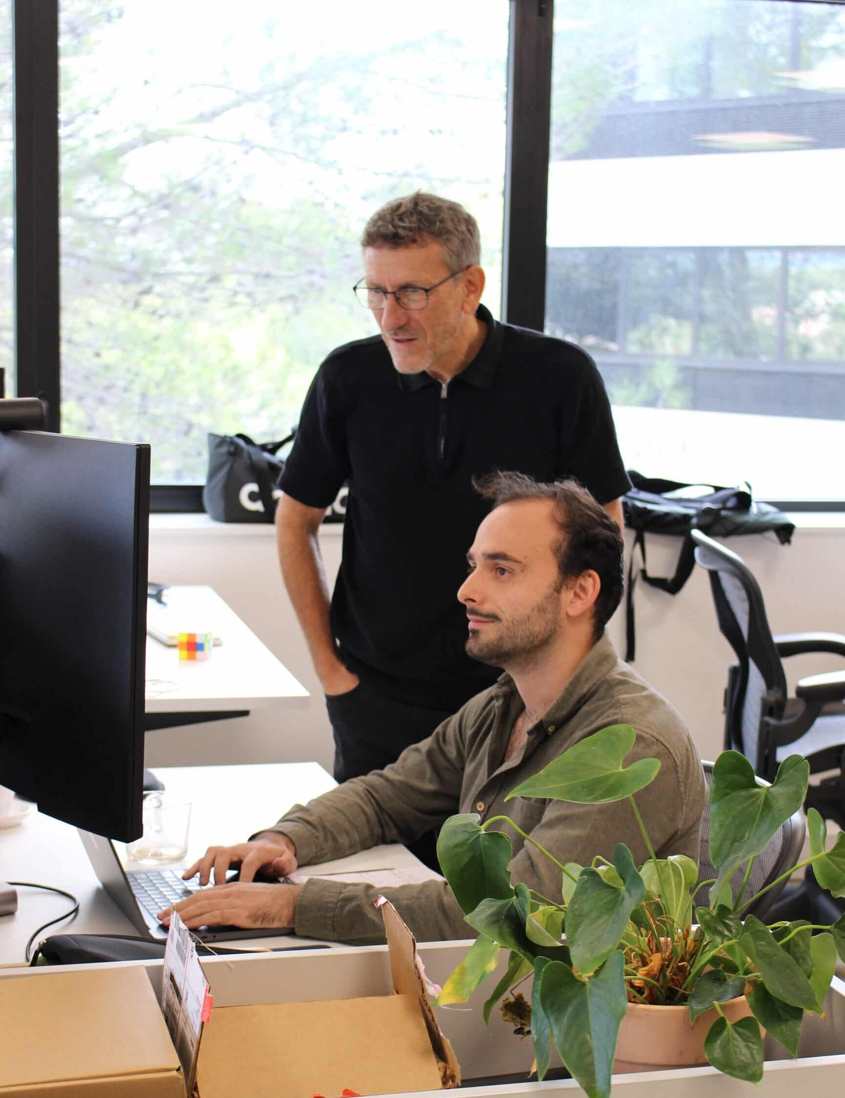 Arnaud Tussy-Vassilief en Claude Rossi maken deel uit van het Software Engineering-team in het kantoor in Nice, Frankrijk